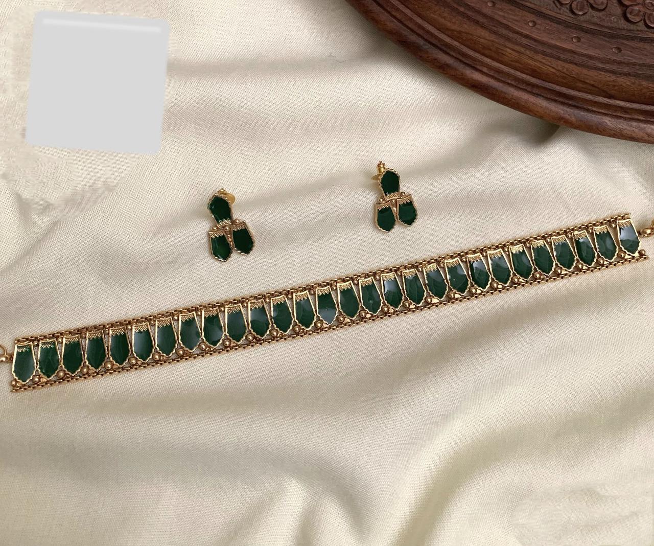 Nagapadam single layer choker